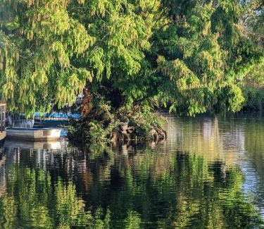 Richmond-upon-Thames Alquiler De Eote | Tulana Taggs - floating home on idyllic island