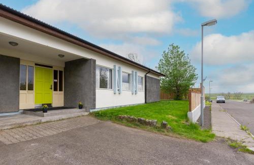 Laugarbakki Apartamento | Túnfífill Guesthouse - Deluxe villa - free hot tub and sauna, cozy and quiet