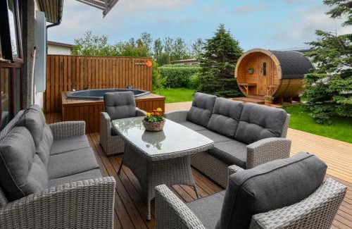 Laugarbakki Apartamento | Túnfífill Guesthouse - Deluxe villa - free hot tub and sauna, cozy and quiet