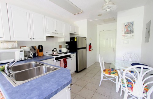 Bodden Town Apartamento | Apt completo con cocina, en la playa, ¡Alquiler de auto incluido! ¡Desde $ 799 / semana!