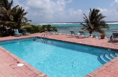 Bodden Town Apartamento | Apt completo con cocina, en la playa, ¡Alquiler de auto incluido! ¡Desde $ 799 / semana!