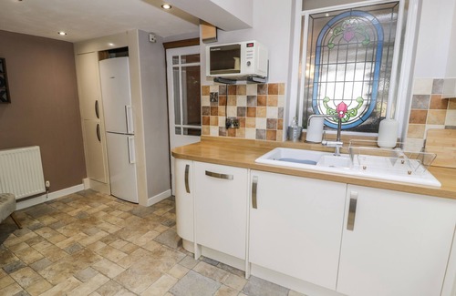 Rhiwbryfdir Cabaña | TURTWIG COTTAGE, pet friendly, with open fire in Blaenau Ffestiniog