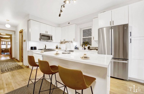 Bucktown Apartamento | Twin Lions Lodge w/ Speakeasy Tiki Bar* and Outdoor Oasis