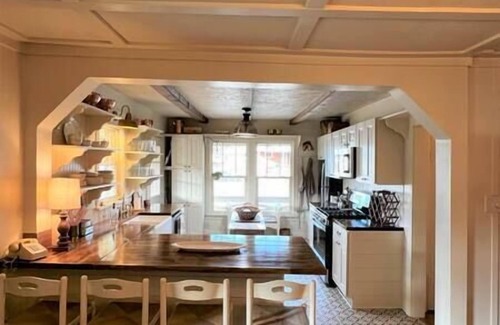 Norfork Casa | Twin River Stone Cottage - 7 BR/Sleeps 20