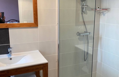 Entraygues-sur-Truyere Casa | Doble con dos camas-Superior-Baño tipo “wet room”-Vista al campo