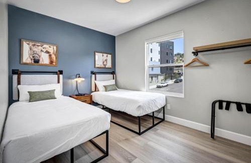 Vista Apartamento | Two Bedroom - King in Master. Heart of Downtown Vista