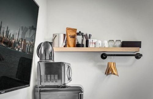 Vista Apartamento | Two Bedroom - King in Master. Heart of Downtown Vista