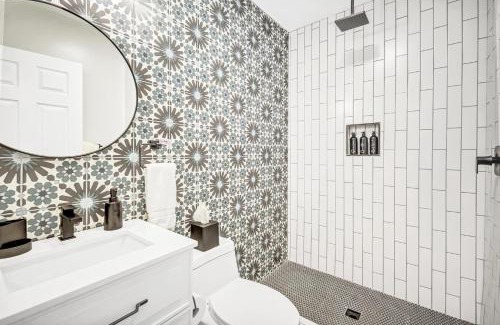 Vista Apartamento | Two Bedroom - King in Master. Heart of Downtown Vista