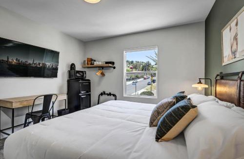 Vista Apartamento | Two Bedroom - King in Master. Heart of Downtown Vista