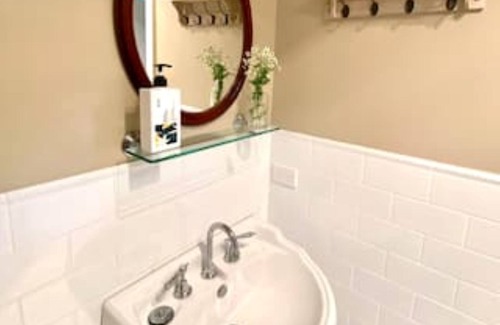 Forest Reefs Otro | Two Creeks School House