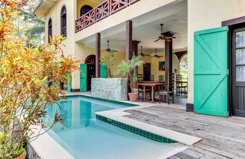 Bullet Tree Falls Casa | ¡Dos suites aptas para perros frente al río con piscina infinita compartida y vistas al balcón!