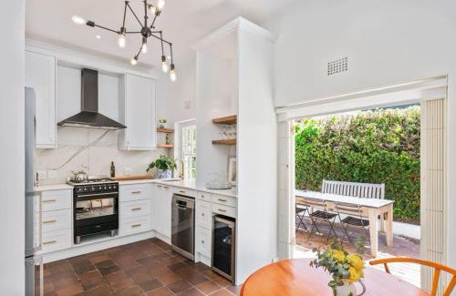 Newlands Casa | Ty-Bach Cotttage leafy Newlands Village