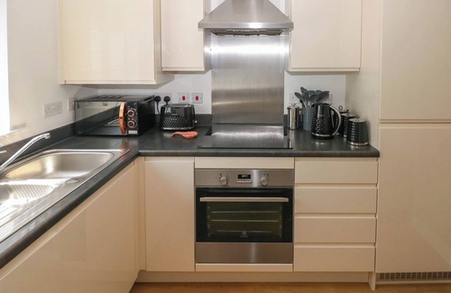 Llanelli Cabaña | TY BACH TWT LLANELLI, pet friendly, with a garden in Llanelli