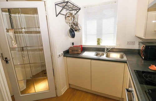 Llanelli Cabaña | TY BACH TWT LLANELLI, pet friendly, with a garden in Llanelli