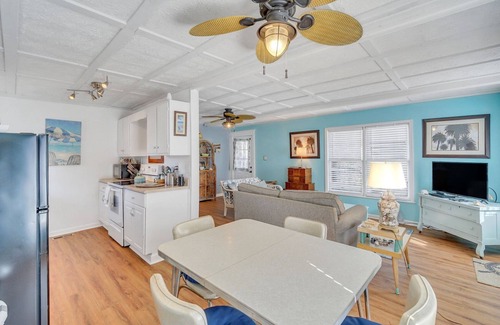 Tybee Island Cabaña | Tybee Lighthouse Cottage (A): Walk to the Beach!