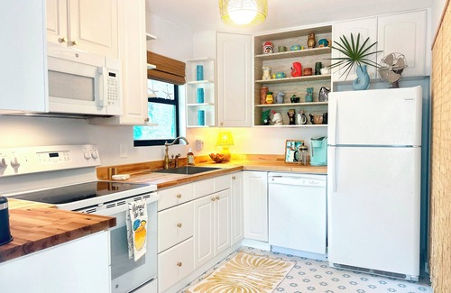 Tybee Island Cabaña | Tybee’s Tiki Cottage Couples Getaway: Hot Tub, Tiki Bar, FREE Golf Cart & Bikes