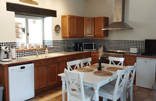 Clermont-d'Excideuil Casa | Típica casa de piedra con piscina rodeada de naturaleza.