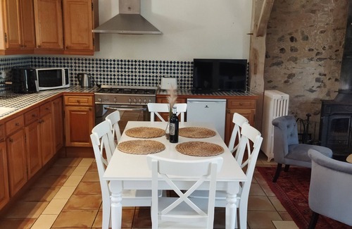 Clermont-d'Excideuil Casa | Típica casa de piedra con piscina rodeada de naturaleza.