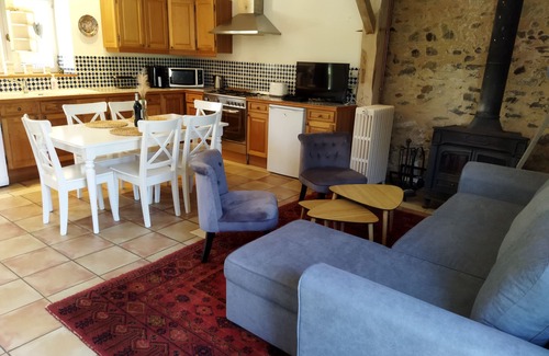 Clermont-d'Excideuil Casa | Típica casa de piedra con piscina rodeada de naturaleza.