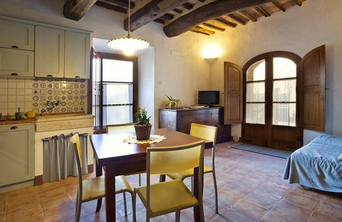 Monticiano Apartamento | Típica residencia toscana en un antiguo pueblo a las afueras de Siena