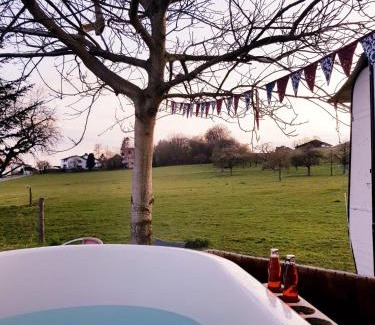 Meikirch Casa | Uelis-Stoeckli Gästezimmer mit Billard und Lamatrekking