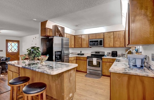 Eustis Casa | Uhost AI - 4BR Getaway - Cozy Firepit & Hot Tub Fun