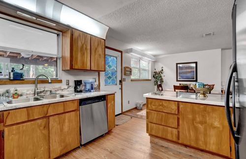 Eustis Casa | Uhost AI - 4BR Getaway - Cozy Firepit & Hot Tub Fun