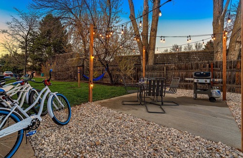 University Acres Condominio | Ultimate Chill Zone | Bbq, Bikes, Pet Friendly!!