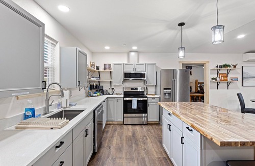 Ashford Cabina | Ultimate Getaway: Movie Theater, Sauna, Hot Tub,WiFi, EV Charging,Pet-Friendly!"