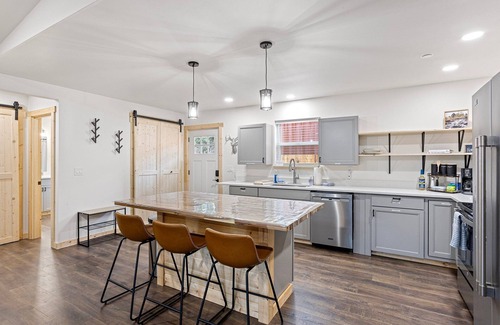 Ashford Cabina | Ultimate Getaway: Movie Theater, Sauna, Hot Tub,WiFi, EV Charging,Pet-Friendly!"