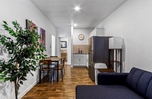 El Paso Apartamento | Unique 1BR / Split-Level Design