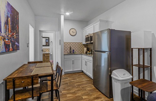 El Paso Apartamento | Unique 1BR / Split-Level Design