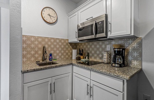 El Paso Apartamento | Unique 1BR / Split-Level Design