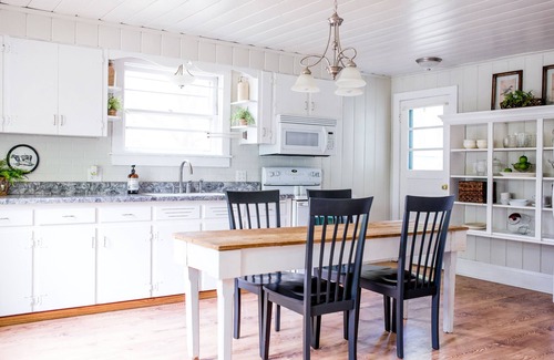 Gotham Cabaña | ¡Único! Un antiguo depósito de ferrocarril renovado se convirtió en una casa acogedora.