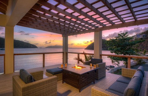 Brewers Bay Casa | Casa de playa con estilo, recientemente renovada y mejorada, a pasos del agua