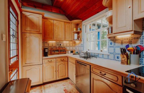 Hampton Wick Casa | Unique Boathouse, detached free parking x4 cars