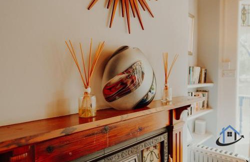 Hampton Wick Casa | Unique Boathouse, detached free parking x4 cars