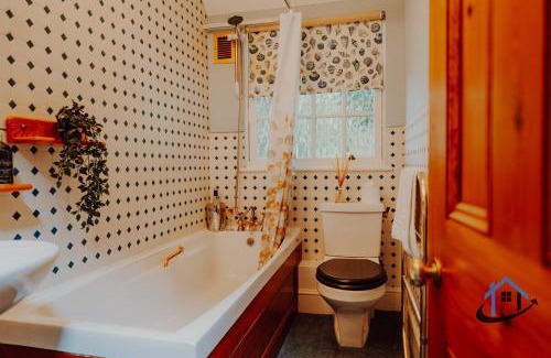 Hampton Wick Casa | Unique Boathouse, detached free parking x4 cars