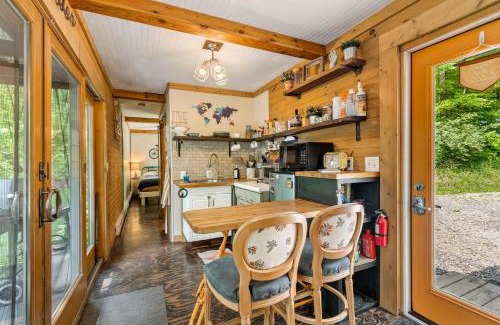 Somerdale Casa | Unique Dover Accommodation with a Hot Tub Perfect for Glamping in Ohio