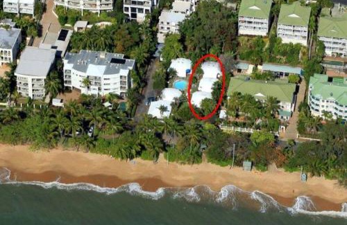 Trinity Beach Apartamento | Unique Ocean-front Igloo at Trinity Beach sleeps 2