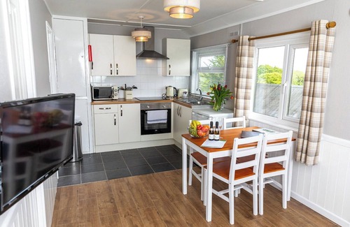 Berrynarbor Chalet De Esquí | Unique, peaceful, cosy and quaint cedar wood built holiday lodge.