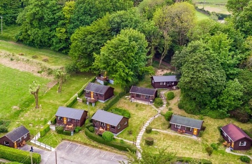 Berrynarbor Chalet De Esquí | Unique, peaceful, cosy and quaint cedar wood built holiday lodge.