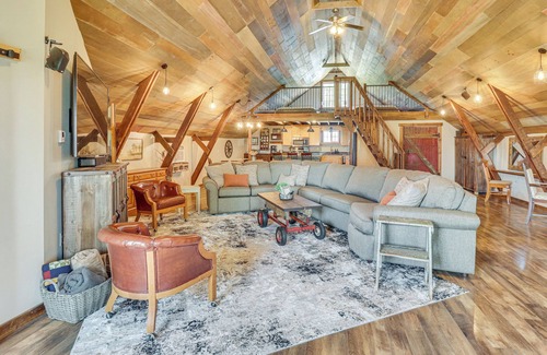 Stevens County Casa | 'The Boars Abode' Renovado Barn Home en Donnelly!