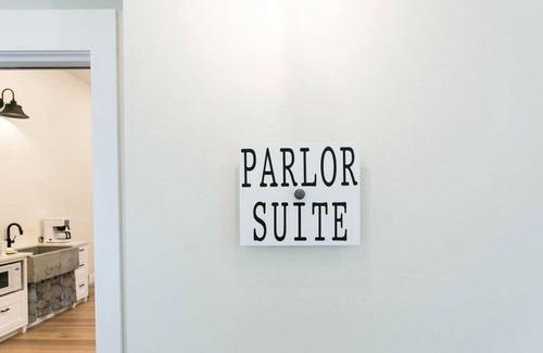 Millersburg Apartamento | Unique Rustic Suite with Jacuzzi Tub, Kitchen, Fireplace, and Living Room