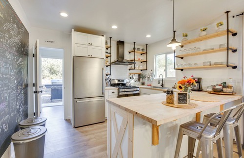 Alpine Cabaña | Unique Stay: Alpine 'mariposa Farmhouse' w/ Views!