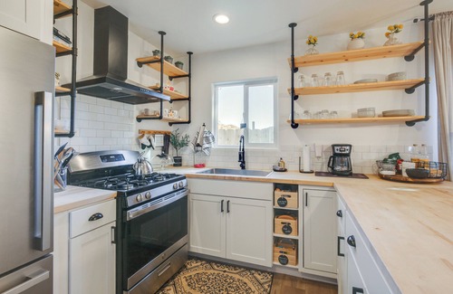 Alpine Cabaña | Unique Stay: Alpine 'mariposa Farmhouse' w/ Views!