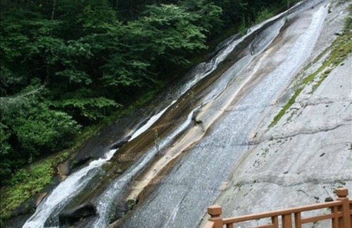 Cullowhee Casa | Cascada única enclavada en las montañas