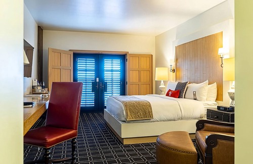 San Jose Hotel | Unit with Jacuzzi! Near Winchester Mystery House w/ Parking! Rooftop Terrace