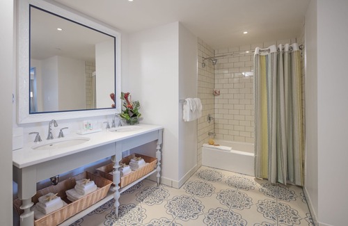 Florida Center Hotel | Universal's Loews Sapphire Falls Resort