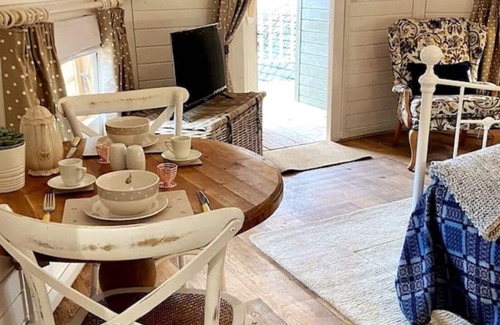 Pontsticill Cabina | Flora’s Deluxe wooden cabin (Mini house!)